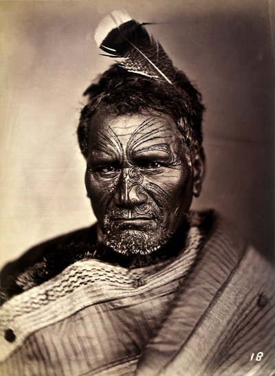 Portret van een Maori met een getatoeëerd gezicht, ca. 1886-88 door New Zealand Photographer